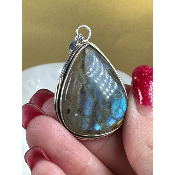 Purple & Blue Flash Labradorite Pendant and Cuff Gift Set - Picture 2 of 6